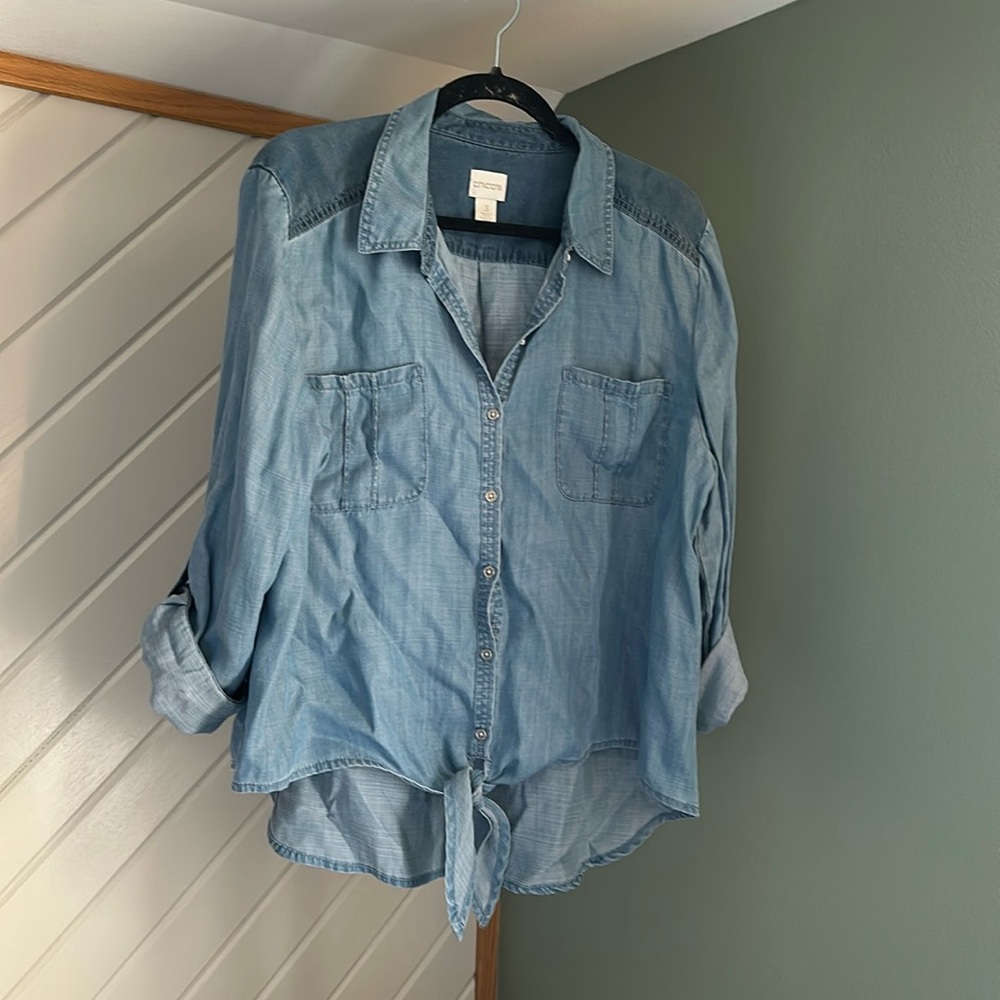 Like new super cute tie front woman’s chambray denim top. Chicos sizing 3.